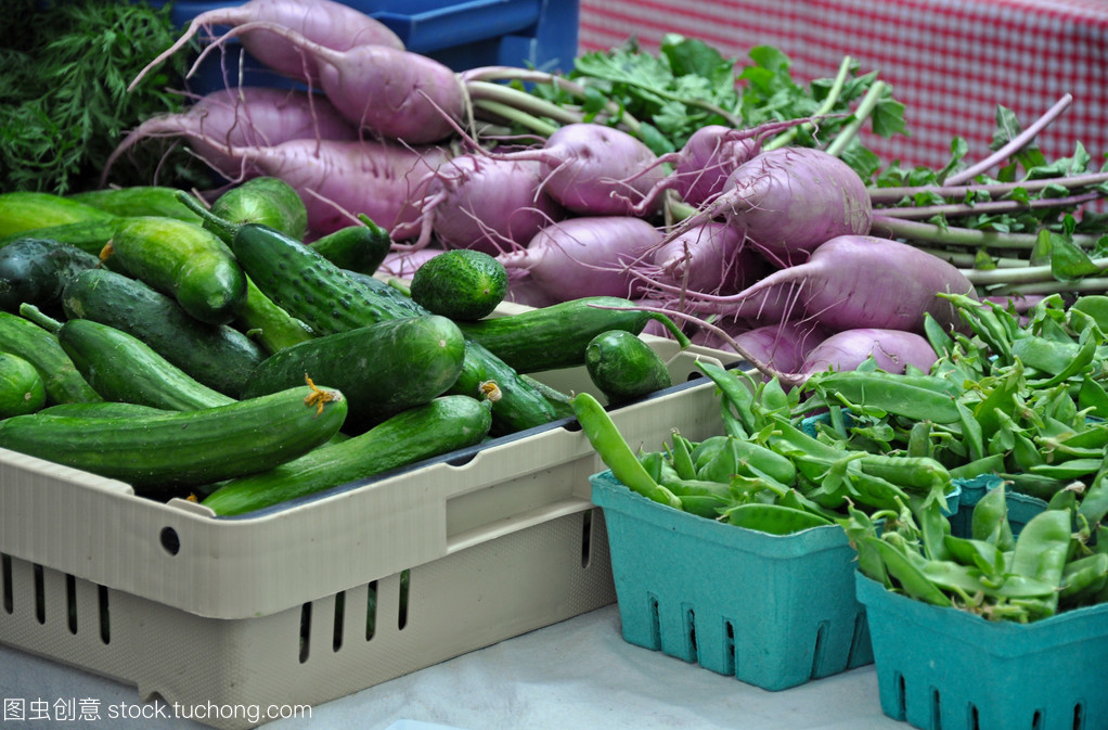 新鲜蔬菜在市场上